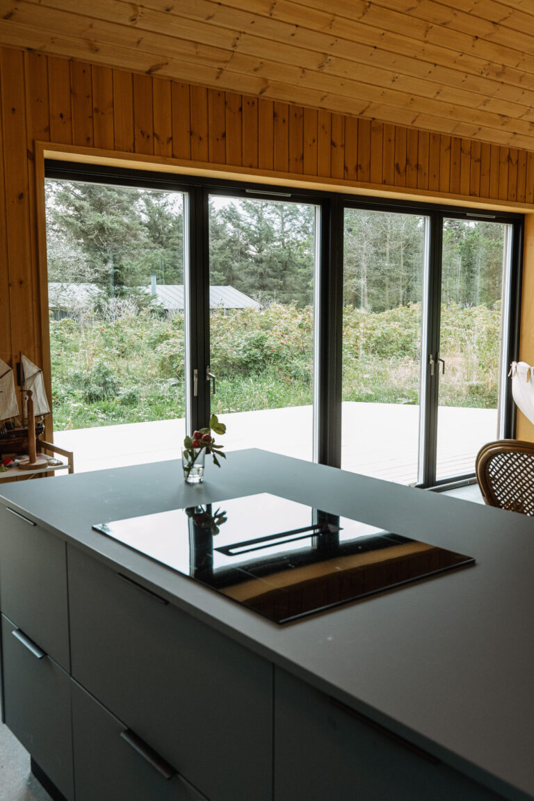 Opholdsrum i sommerhus i Nr. Lyngby med udsigt mod landskabet